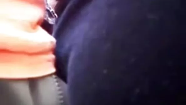 Упертий ретро фільми про секс чувак заправляє член у вагіну дівчини.