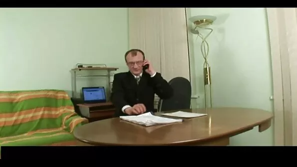 Любителька зносини в попочку порно фільми з тваринами відчула член в окулярах.