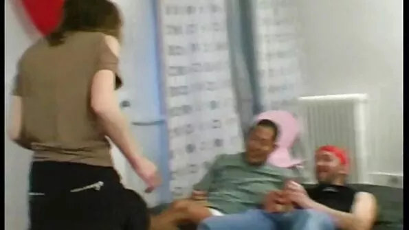 Негр засунув довгий член італійські порно фільми в апетитне лоно дівчини.