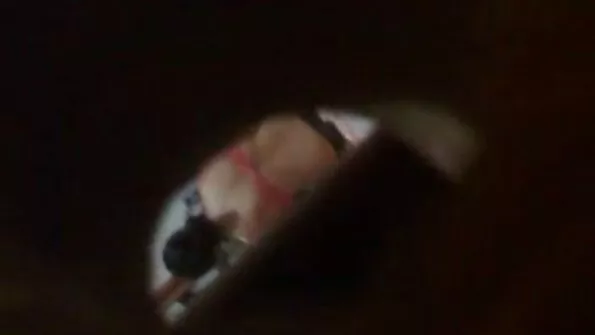 Бешкетниця активно розминає жопу за допомогою міцного плрно фільм члена.