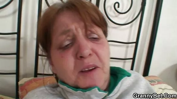 Маленьким ротом смокче член, що порно фільми безплатно виглянув.